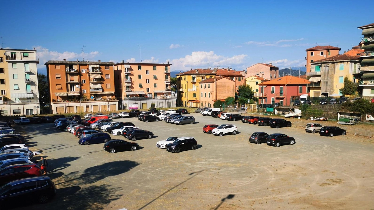 Il campo sportivo Amenta di Fezzano è utilizzato d’estate come parcheggio per facilitare l’affluenza di turisti e visitatori sul territorio (. foto d’archivio Il campo sportivo Amenta di Fezzano è utilizzato d’estate come parcheggio per facilitare l’affluenza di turisti e visitatori sul territorio (. foto d’archivio