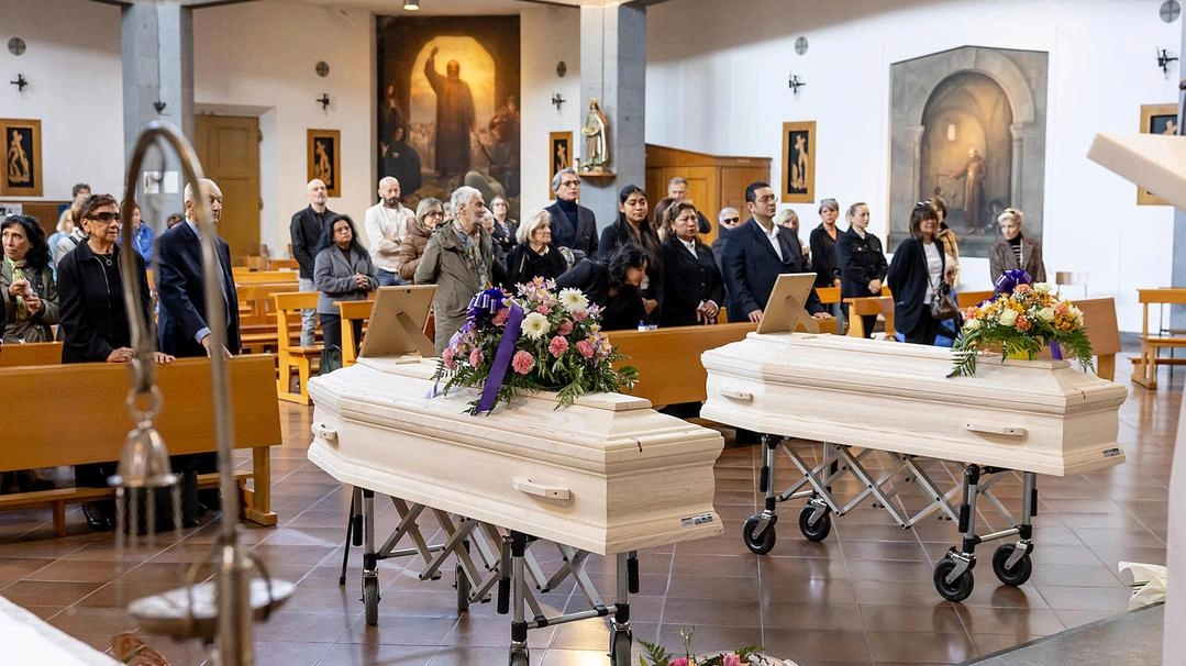 La cerimonia funebre di Maria Teresa e Fabio Civale si è svolta nella chiesa di S. Francesco d’Assisi (Goiorani)