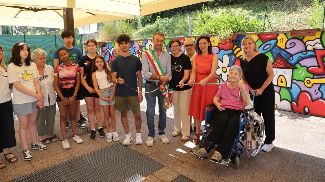 Skim, giovani e anziani insieme. Un murales unisce le generazioni Skim, giovani e anziani insieme. Un murales unisce le generazioni