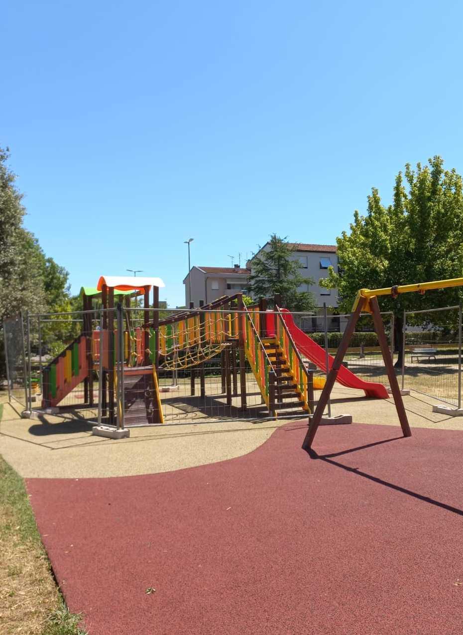 Giochi nel parco nel parco. Sono recintati ma accessibili Giochi nel parco nel parco. Sono recintati ma accessibili