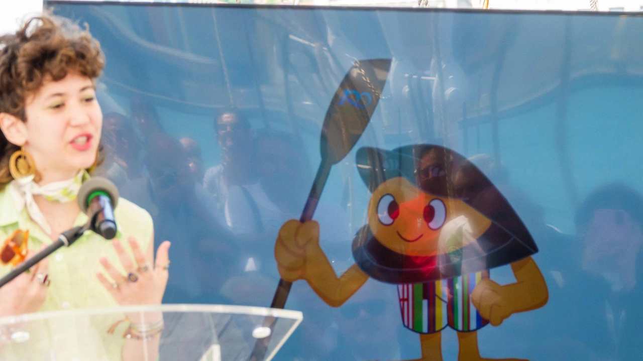 La studentessa del Liceo Costa, Ginevra Bruno, e la mascotte del centenario del Palio