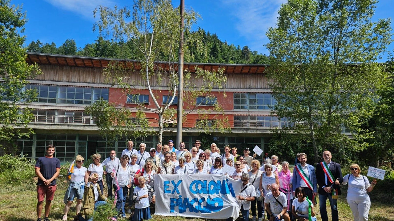 L'ex colonia Piaggio a Pontedera, in attesa di ristrutturazione, riapre per un evento nostalgico. Ex piaggisti sperano in un acquirente per conservare il simbolo del passato. L'ex colonia Piaggio a Pontedera, in attesa di ristrutturazione, riapre per un evento nostalgico. Ex piaggisti sperano in un acquirente per conservare il simbolo del passato.