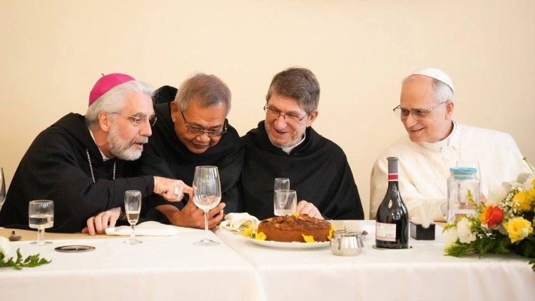 Un momento del pranzo con Papa Leone al Collegio internazionale Santa Monica (foto Fondazione agostiniani nel mondo)