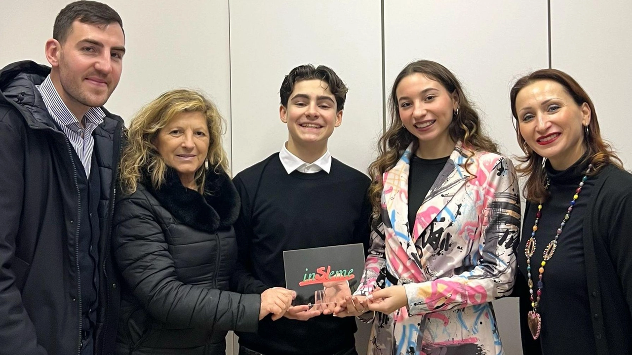 Premio Insieme a due giovani promesse del mondo dello spettacolo: Francesco Perlamagna (15 anni) e Ginevra Mantovani (17 anni), ballerini... Premio Insieme a due giovani promesse del mondo dello spettacolo: Francesco Perlamagna (15 anni) e Ginevra Mantovani (17 anni), ballerini...