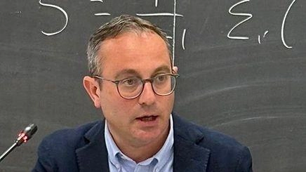 Professor Marianelli, perché dovrebbero votare lei? "Le competenze e le conoscenze acquisite in tutti gli ambiti dell’Ateneo - come presidente del... Professor Marianelli, perché dovrebbero votare lei? "Le competenze e le conoscenze acquisite in tutti gli ambiti dell’Ateneo - come presidente del...