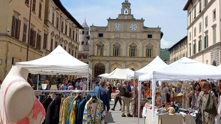 CITTA’ DI CASTELLO Il fascino del “vintage“, dell’antiquariato e degli oggetti d’altri tempi sotto il sole d’estate: tante richieste... CITTA’ DI CASTELLO Il fascino del “vintage“, dell’antiquariato e degli oggetti d’altri tempi sotto il sole d’estate: tante richieste...