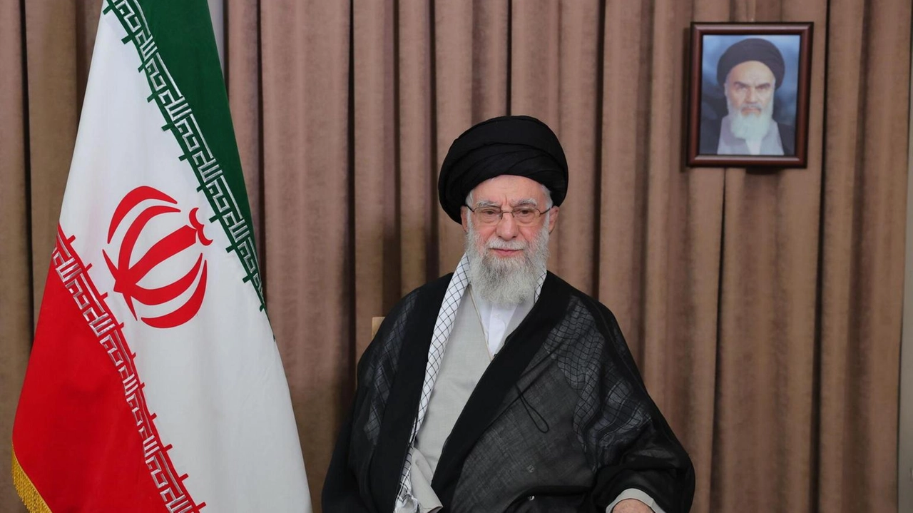 La Guida suprema Ali Khamenei dichiara che l'Iran non si arrenderà a guerre o paci imposte, avvertendo gli USA. La Guida suprema Ali Khamenei dichiara che l'Iran non si arrenderà a guerre o paci imposte, avvertendo gli USA.