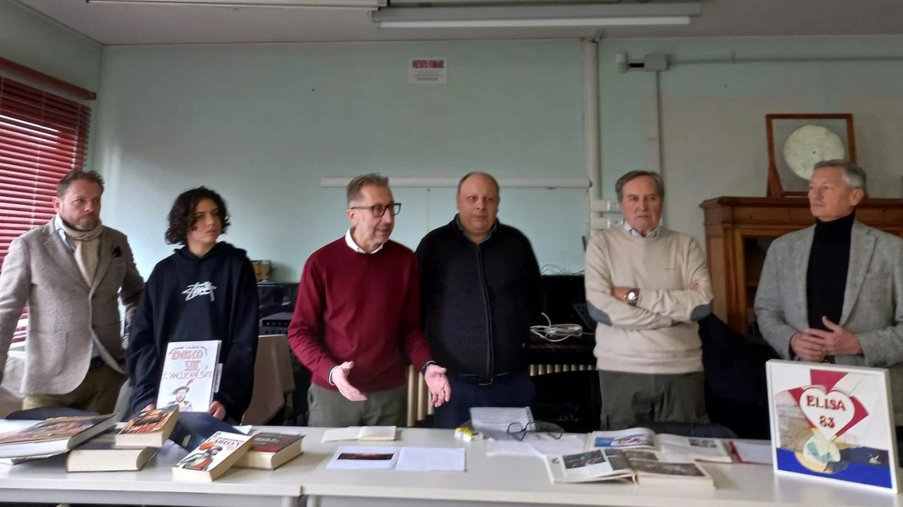 La cerimonia di donazione degli oltre mille testi alla scuola La cerimonia di donazione degli oltre mille testi alla scuola