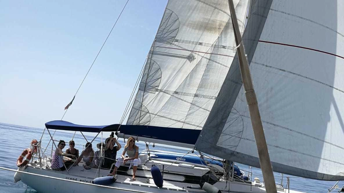 Una giornata in mare e in barca a vela con le donne di ’Una vela per la rinascita’ che da anni. propone velaterapia alle pazienti oncologiche e non solo Una giornata in mare e in barca a vela con le donne di ’Una vela per la rinascita’ che da anni. propone velaterapia alle pazienti oncologiche e non solo