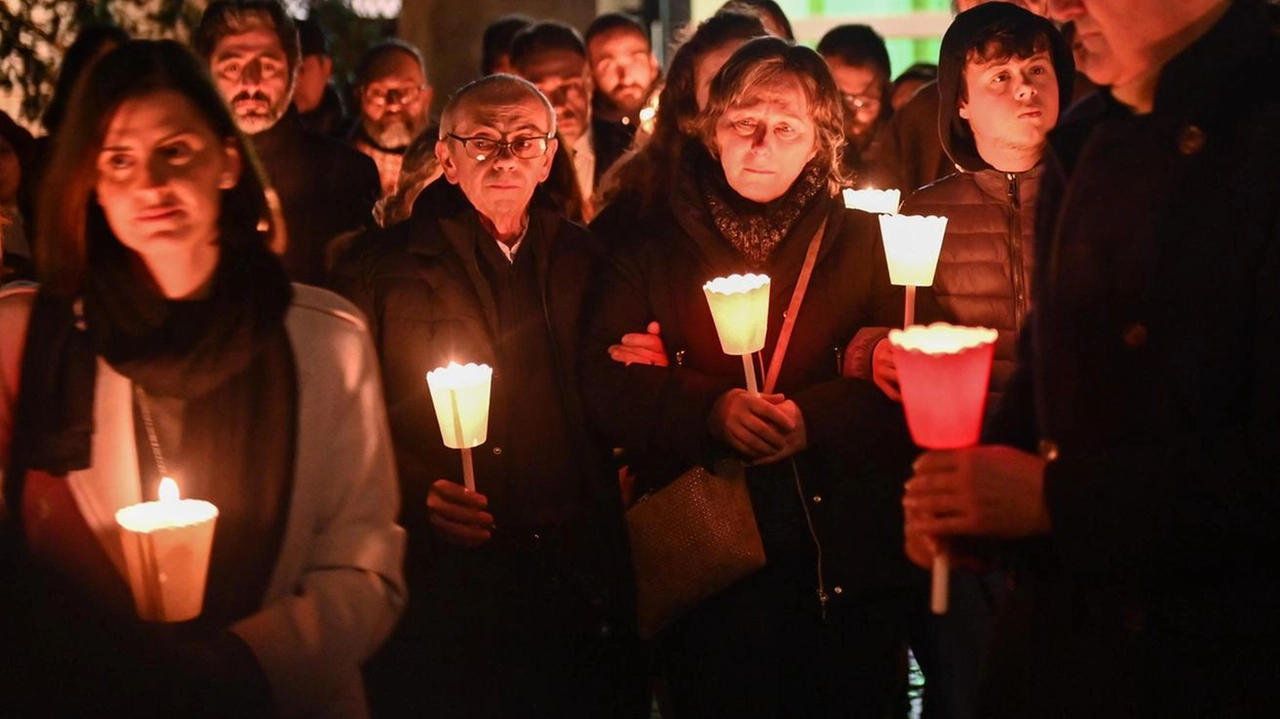 La fiaccolata in ricordo di Andrea Prospero, lo studente universitario di Lanciano, trovato morto mercoledì in un b&b di Perugia