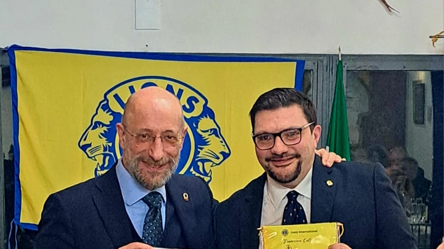 Il momento dello scambio del gagliardetto Il momento dello scambio del gagliardetto