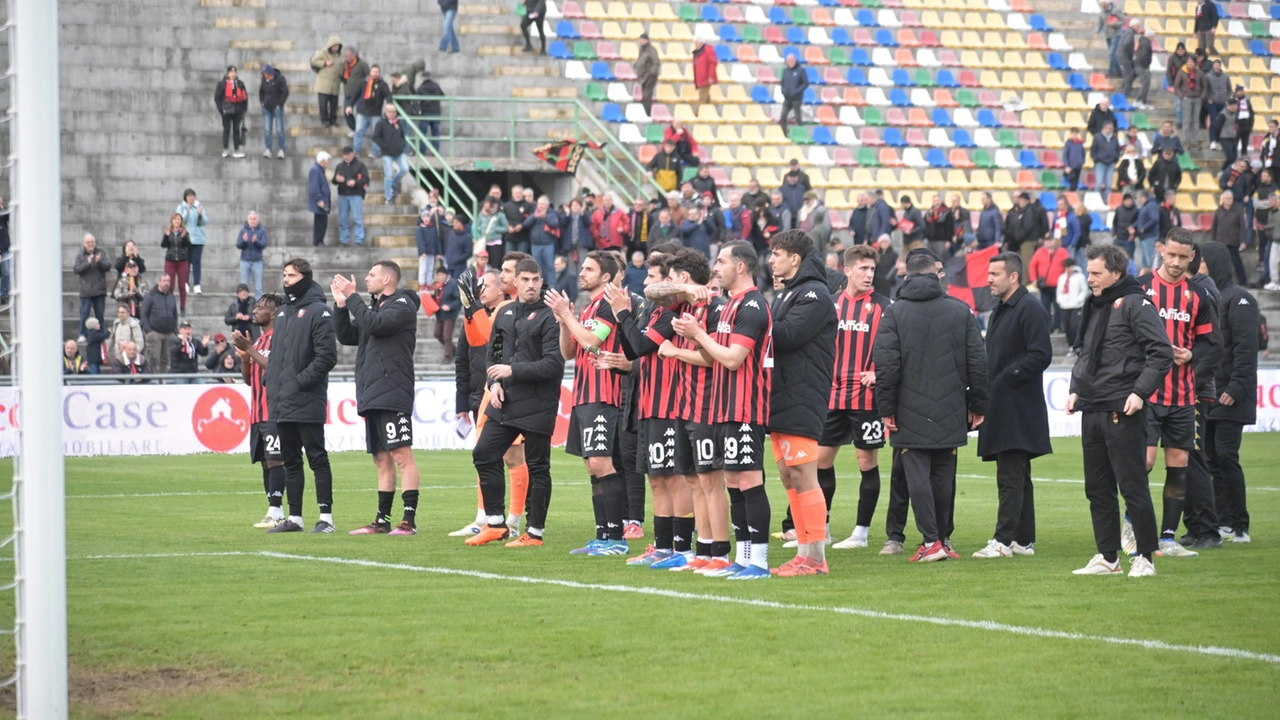Per la Lucchese arrivano sei punti di penalizzazione in seguito al mancato pagamento degli stipendi Per la Lucchese arrivano sei punti di penalizzazione in seguito al mancato pagamento degli stipendi