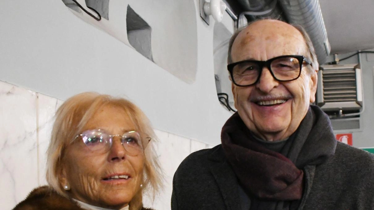 Da sinistra in senso orario: Maria Cecchini e Carlo Ambrosini, Salvatore Liotta Carmela Andrano, Cosimo Magno e Bruna Drillon, Enrica Fregosi e Paolo Biagioni (Foto Delia) Da sinistra in senso orario: Maria Cecchini e Carlo Ambrosini, Salvatore Liotta Carmela Andrano, Cosimo Magno e Bruna Drillon, Enrica Fregosi e Paolo Biagioni (Foto Delia)