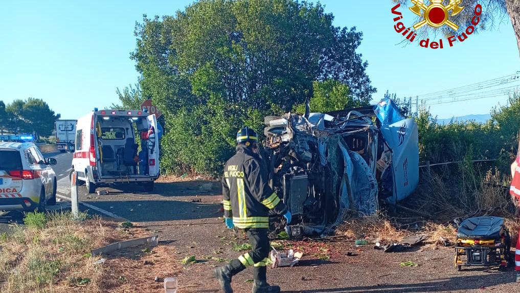 Camion carico di frutta si ribalta sulla Statale. Ferito il conducente Camion carico di frutta si ribalta sulla Statale. Ferito il conducente