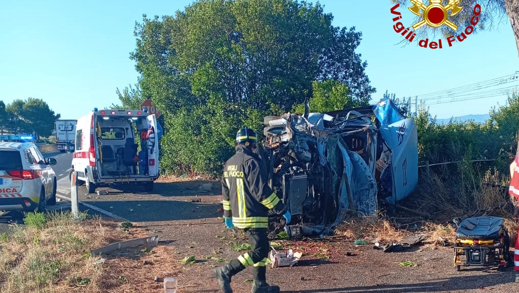 Camion carico di frutta si ribalta sulla Statale. Ferito il conducente