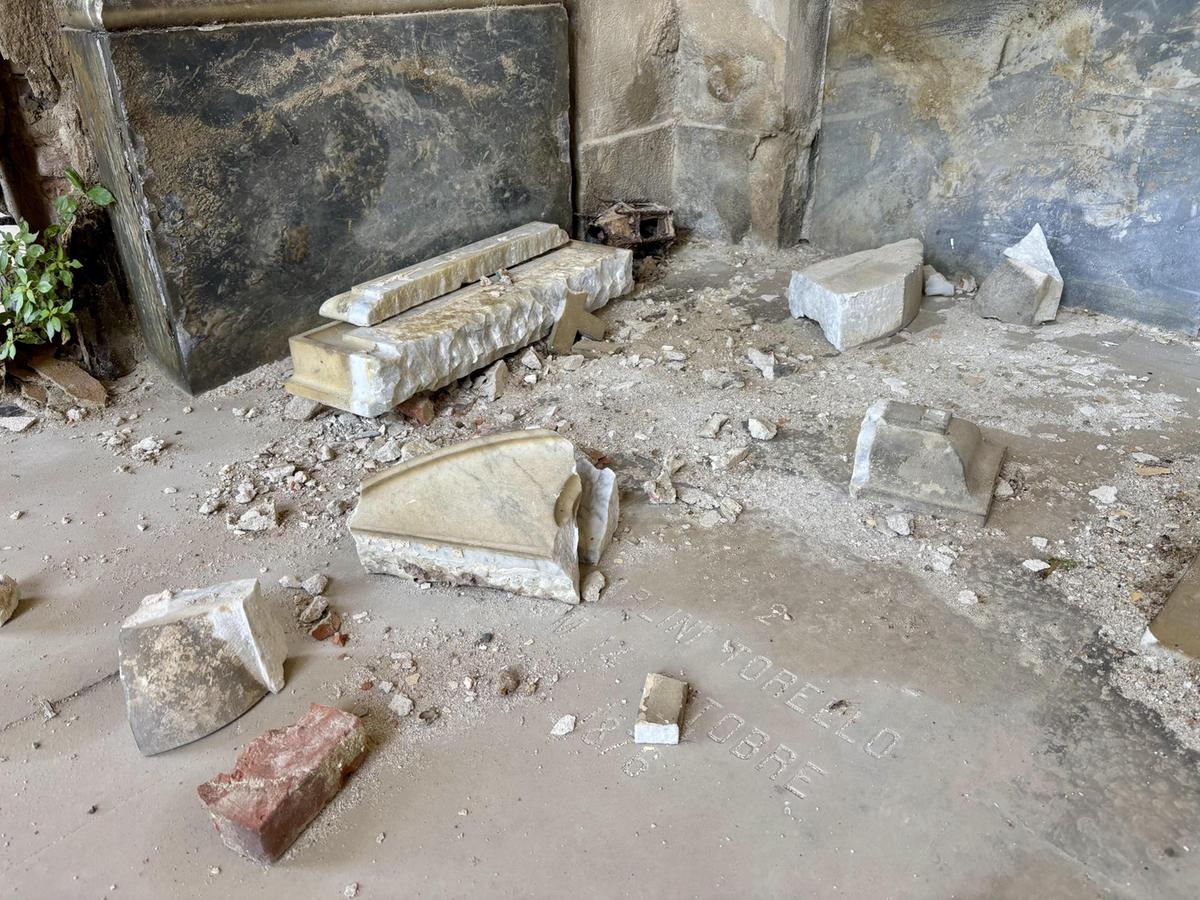 Cimitero comunale a pezzi. Transenne, crolli e degrado