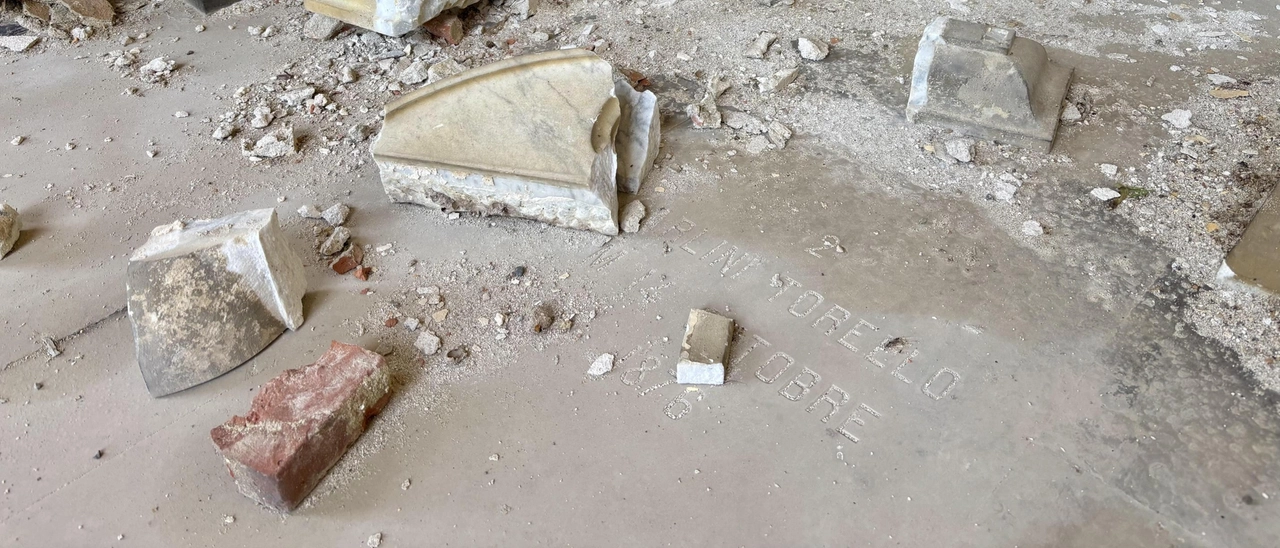 Cimitero comunale a pezzi. Transenne, crolli e degrado