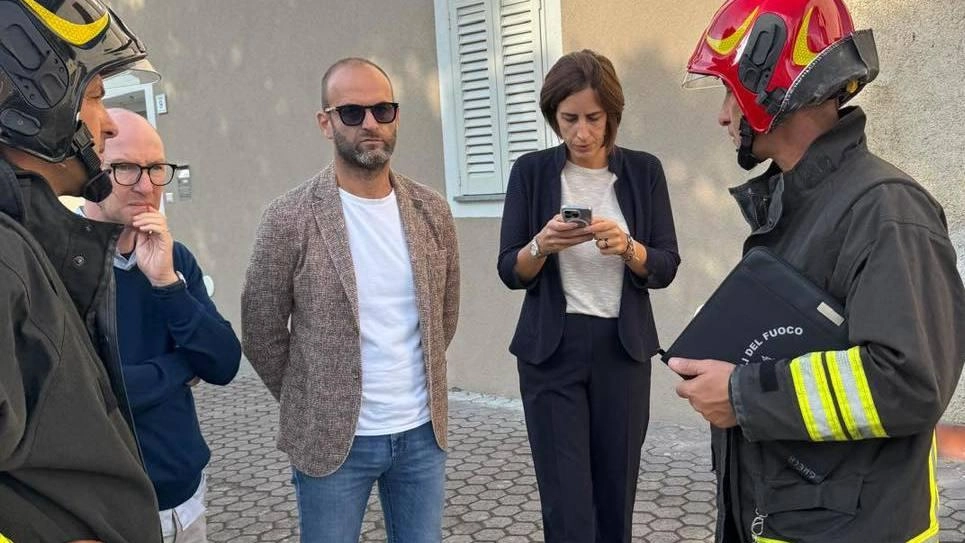 Il sindaco D’Ambrosio e l’assessore Mastromei hanno presidiato la zona dove si è verificata a fuga di gas a Marginone Il sindaco D’Ambrosio e l’assessore Mastromei hanno presidiato la zona dove si è verificata a fuga di gas a Marginone