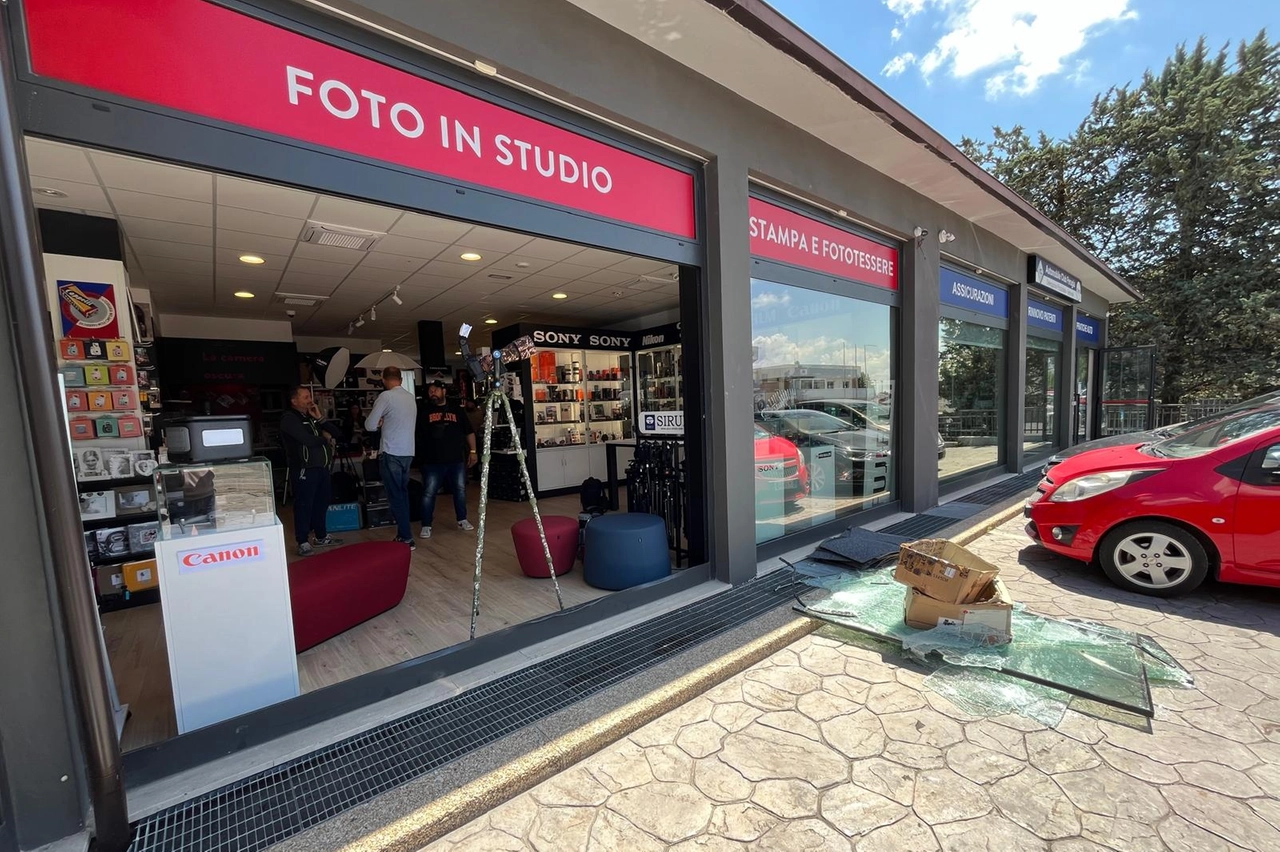 La vetrina spaccata (Foto Crocchioni)