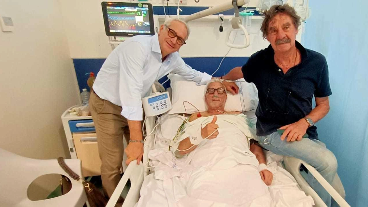 Francesco D’Urso in ospedale fa il segno dell’ok: ai suoi lati due difensori «angeli custodi» di razza; da sinistra, Nobile e Morgia Francesco D’Urso in ospedale fa il segno dell’ok: ai suoi lati due difensori «angeli custodi» di razza; da sinistra, Nobile e Morgia