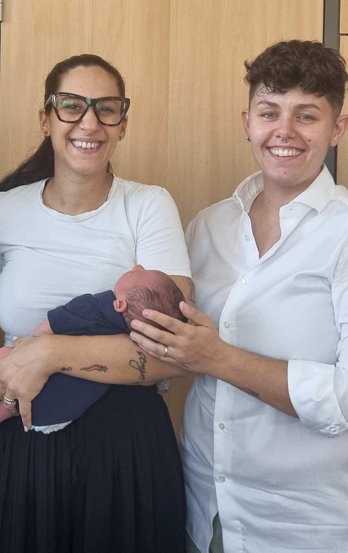 Un bimbo figlio di due mamme. Il Comune di Montemurlo riconosce Niccolò: è il primo Un bimbo figlio di due mamme. Il Comune di Montemurlo riconosce Niccolò: è il primo