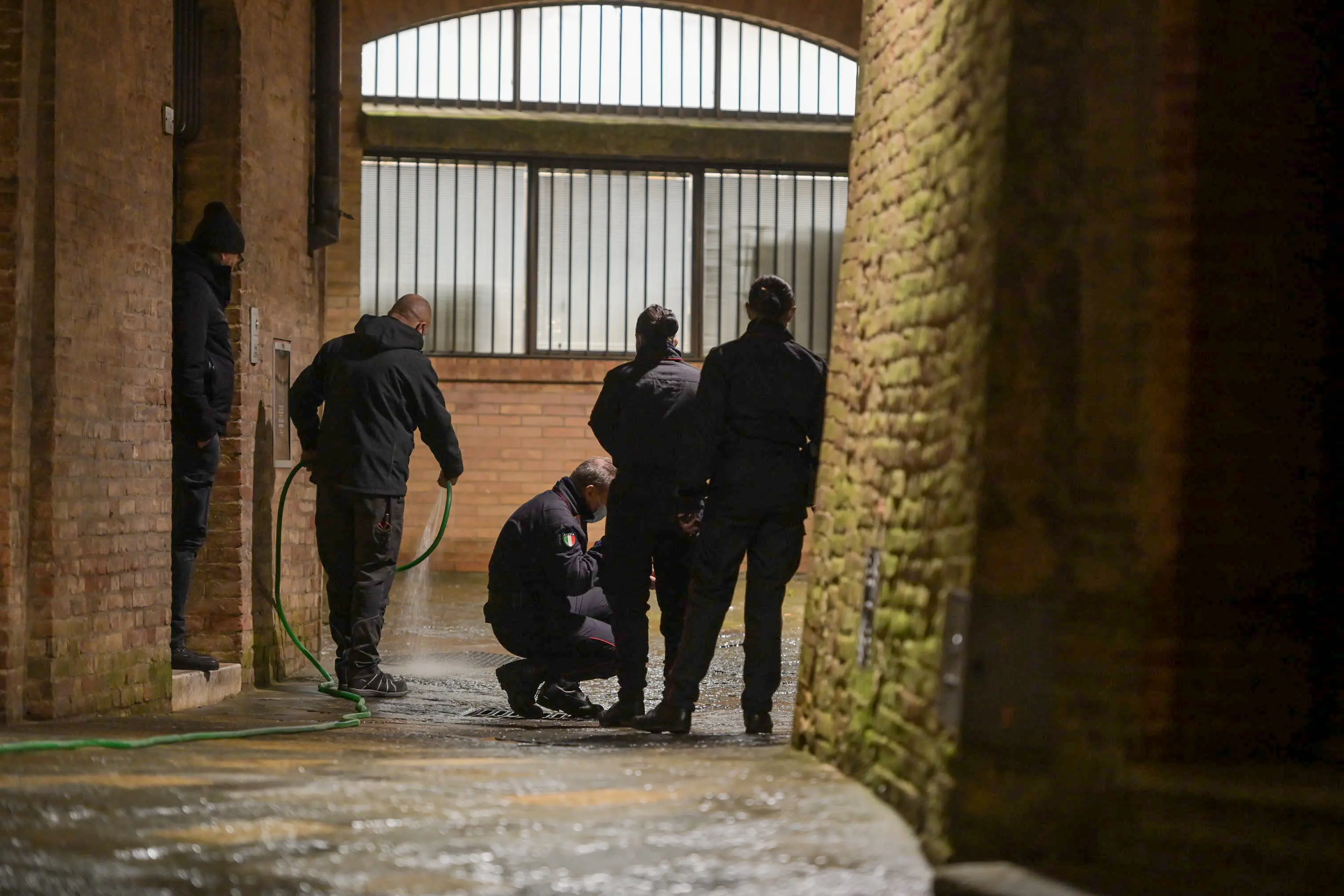 Morte di David Rossi. “Quando è precipitato non aveva l’orologio. Ferite sul polso incompatibili con la caduta”