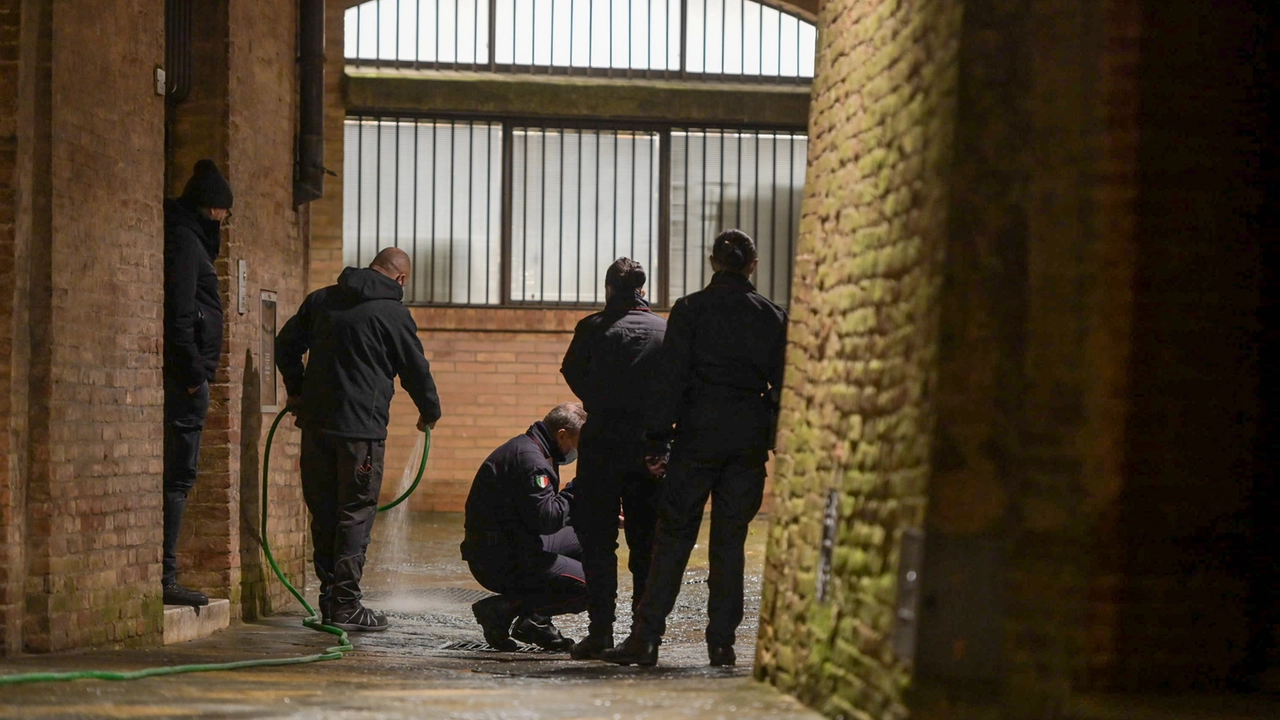 Morte di David Rossi. “Quando è precipitato non aveva l’orologio. Ferite sul polso incompatibili con la caduta”