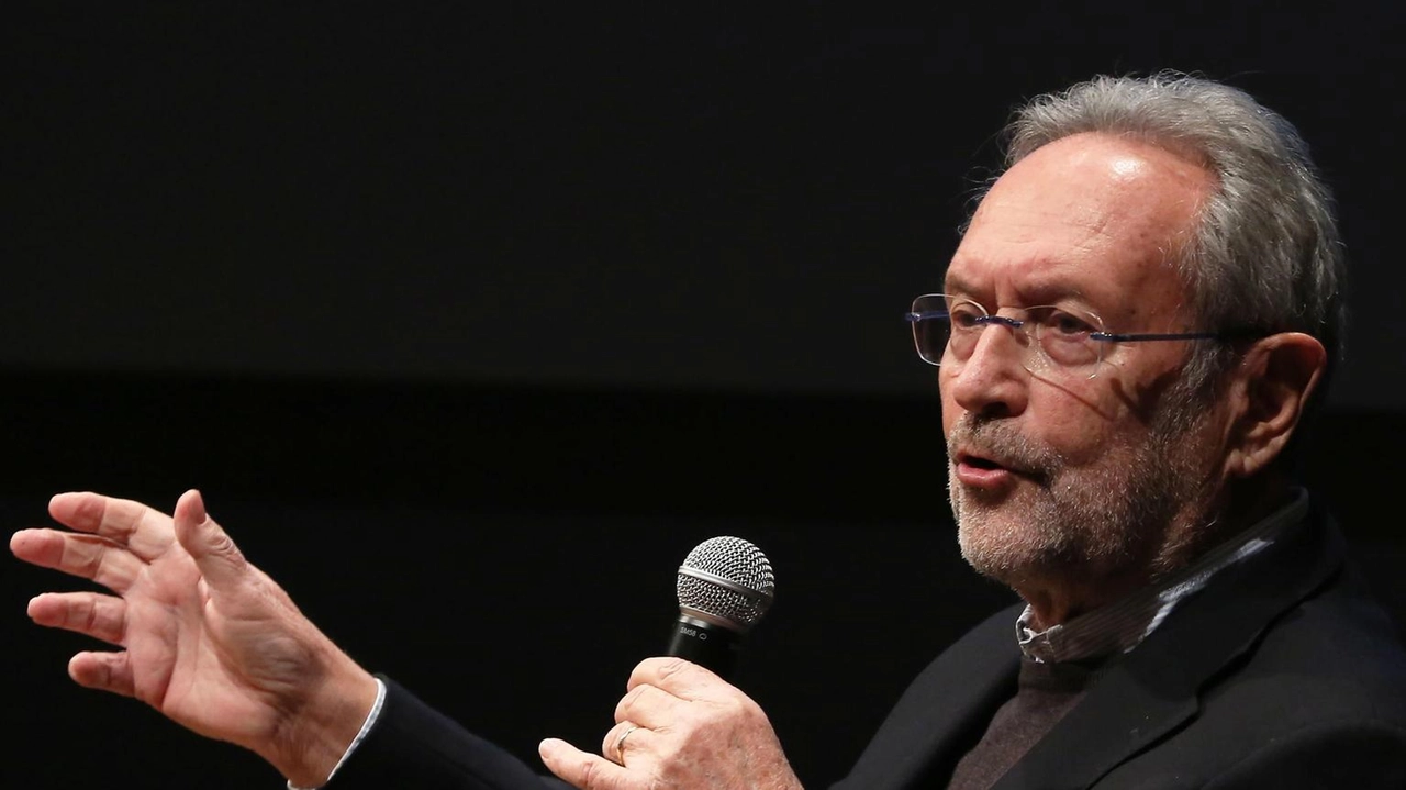 Il professor Roberto Zaccaria durante una presentazione al teatro La Pergola Il professor Roberto Zaccaria durante una presentazione al teatro La Pergola