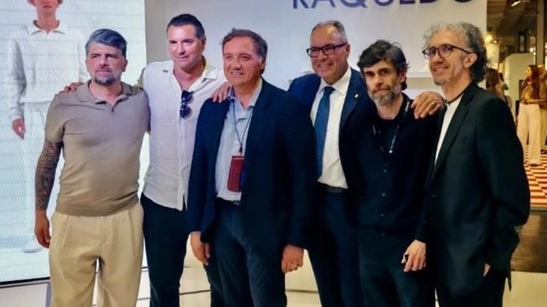Il gruppo che ha lanciato la startup insieme all’assessore regionale Leonardo Marras e al consigliere Fausto Merlotti a Pitti Il gruppo che ha lanciato la startup insieme all’assessore regionale Leonardo Marras e al consigliere Fausto Merlotti a Pitti