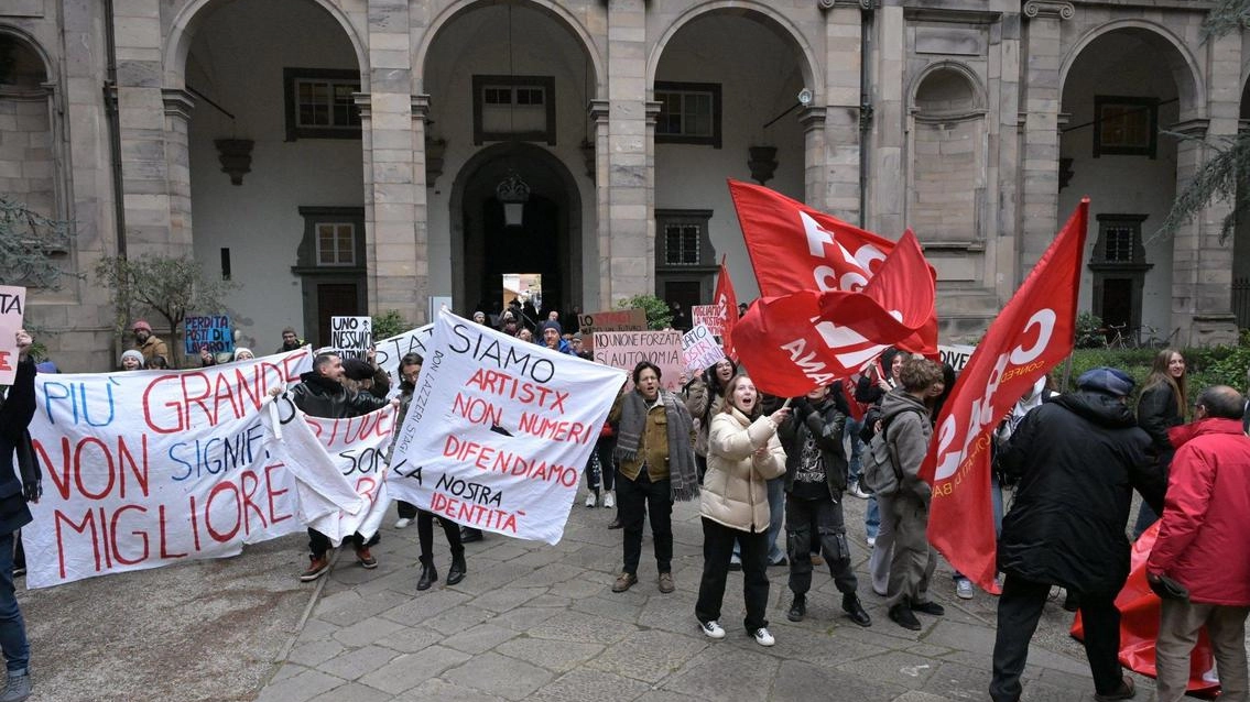 Studenti, insegnanti e genitori manifestano contro l'accorpamento scolastico deciso dalla Provincia di Lucca. Studenti, insegnanti e genitori manifestano contro l'accorpamento scolastico deciso dalla Provincia di Lucca.