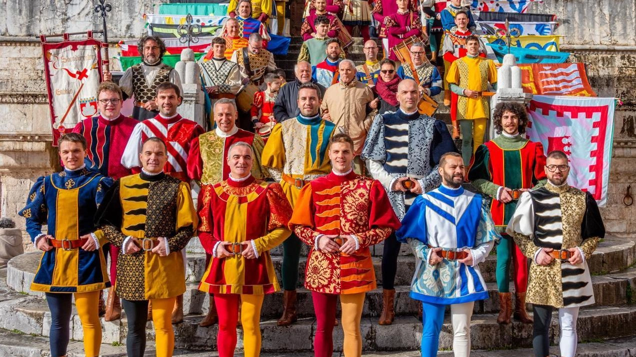 GUBBIO - Hanno fatto il loro esordio nel corso del weekend i nuovi costumi degli Sbandieratori di Gubbio, che dopo... GUBBIO - Hanno fatto il loro esordio nel corso del weekend i nuovi costumi degli Sbandieratori di Gubbio, che dopo...