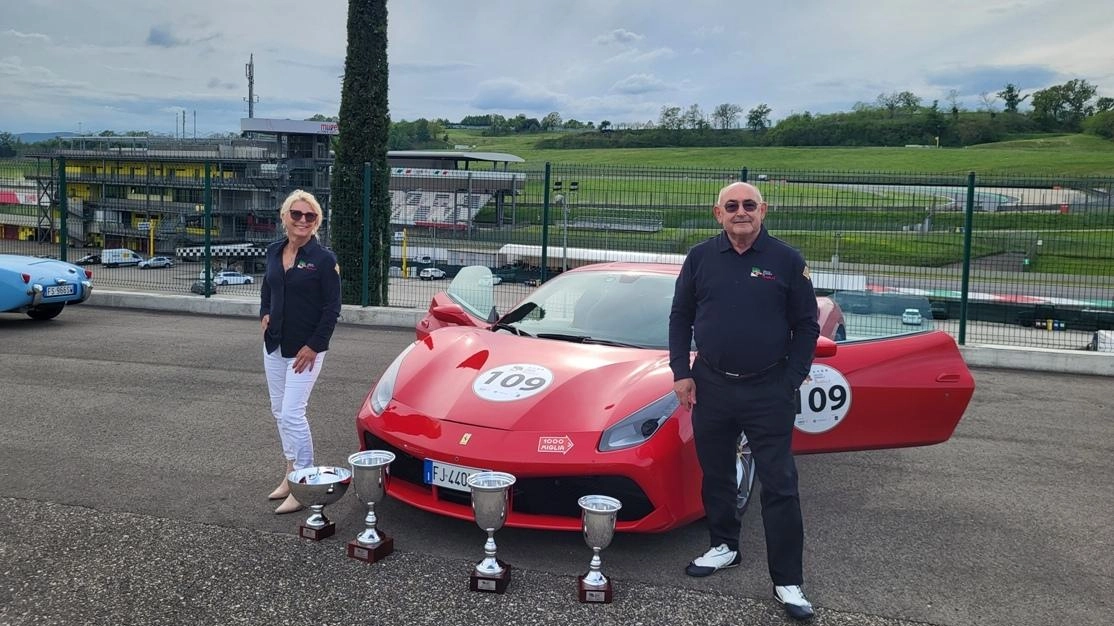 Fabio Vergamini e la sua navigatrice Anna Maria Fabrizi, con una delle loro «Ferrari»