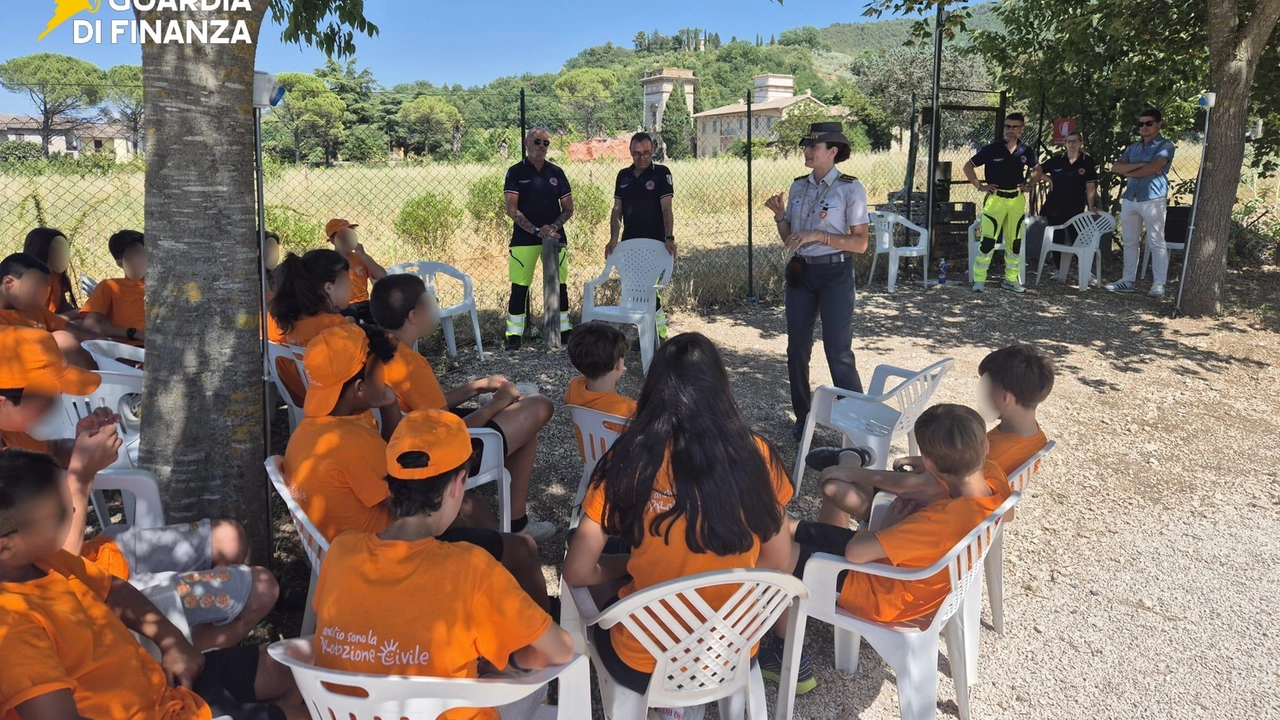 Il capitano Elisa Renzi, comandante della Compagnia di Spoleto, ha illustrato ai ragazzi i compiti e le attività specifiche della Finanza