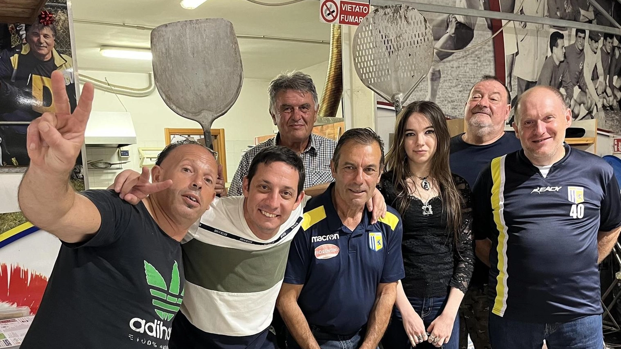 Un gruppo di volontari della Festa della Pizza a San Donato in Poggio Un gruppo di volontari della Festa della Pizza a San Donato in Poggio