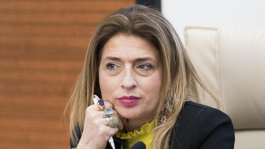 https://www.lanazione.it/image-service/view/acePublic/alias/contentid/YjgxMDg0NDItZTRmMC00/0/katia-belvedere-direttore-generale-dellaou-di-pisa.jpeg?f=16:9&w=1200&h=630