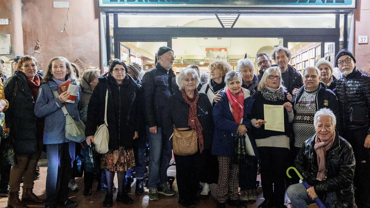 Alcuni affezionati della storica libreria durante la. protesta di solidarietà avvenuta a. dicembre Alcuni affezionati della storica libreria durante la. protesta di solidarietà avvenuta a. dicembre