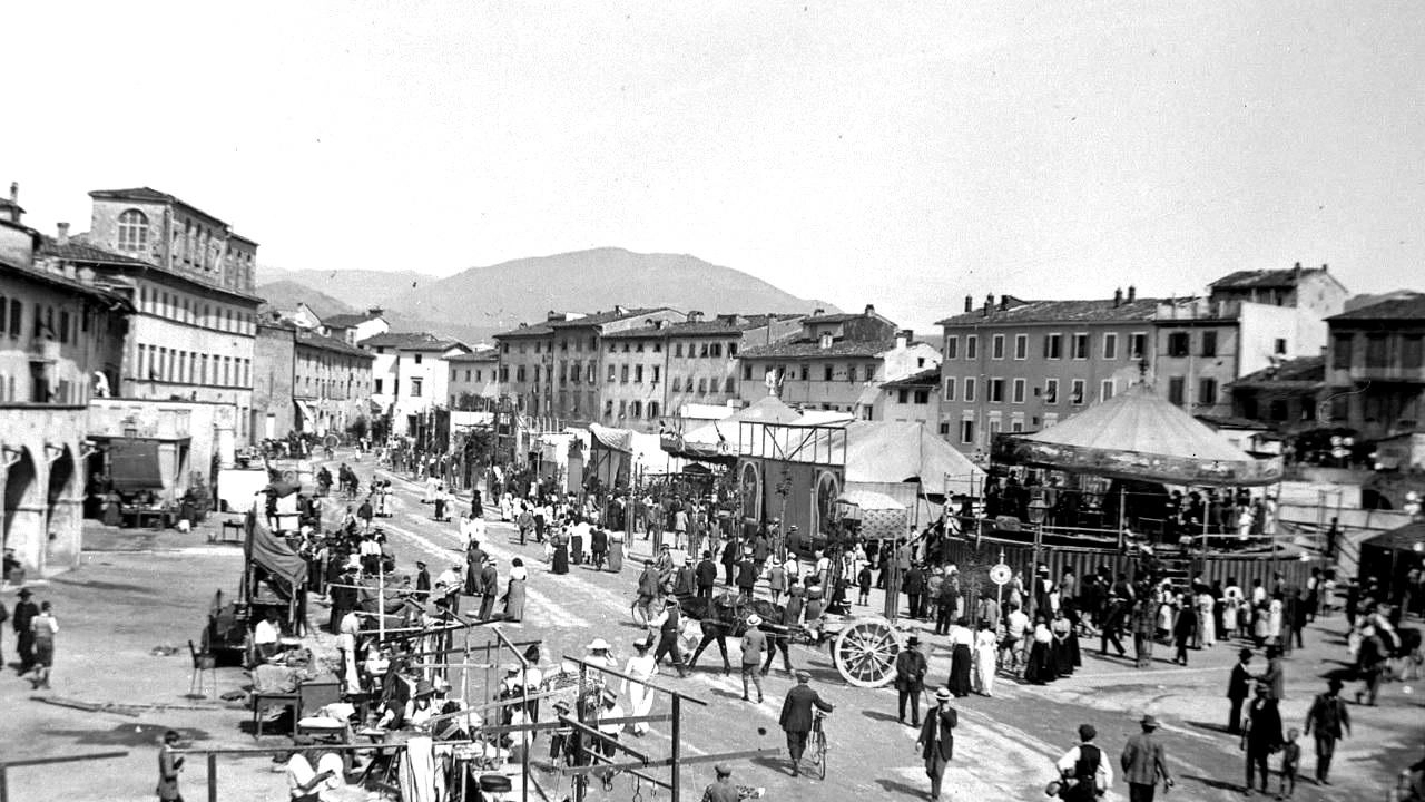 A nomeação, amada por cidadãos de todas as idades, está ligada a setembro e sua localização original na Piazza Mercatale. Fotos vintage. Já em 1500 Maquiavel a faz mencionar por um personagem do Mandragola.