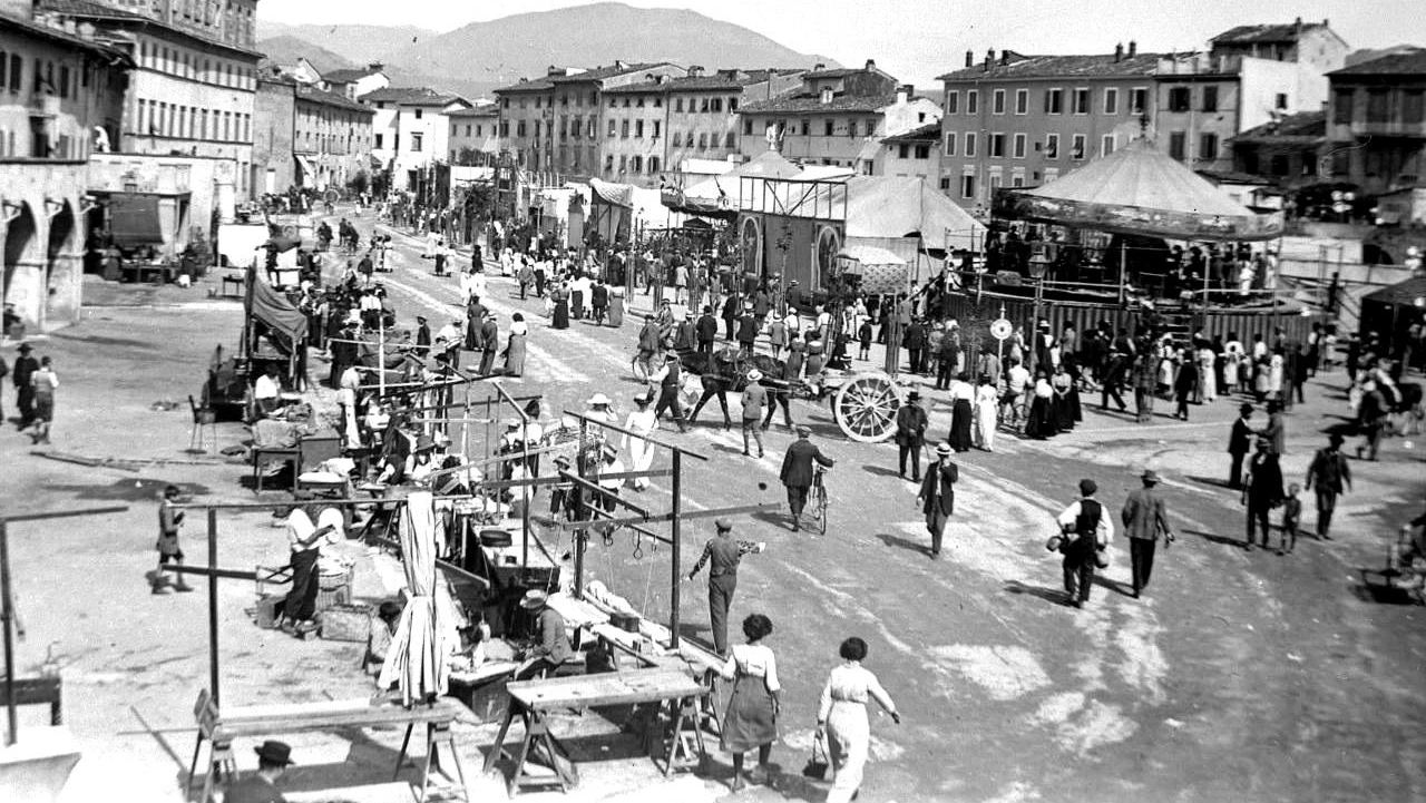L’appuntamento, amato dai cittadini di ogni età, è legato al Settembre e alla sua originaria collocazione in piazza Mercatale. Le foto d’epoca. Già nel 1500 Machiavelli la fa citare da un personaggio della Mandragola. L’appuntamento, amato dai cittadini di ogni età, è legato al Settembre e alla sua originaria collocazione in piazza Mercatale. Le foto d’epoca. Già nel 1500 Machiavelli la fa citare da un personaggio della Mandragola.