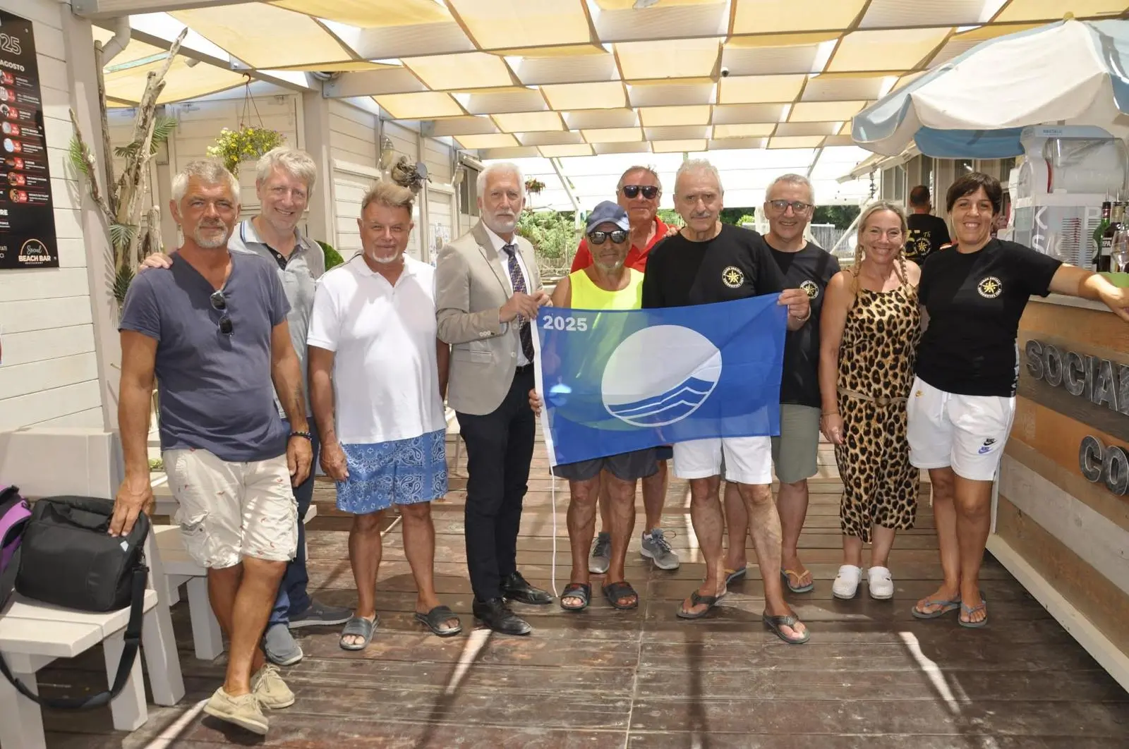 La Bandiera Blu sventola al Bagno Sociale di Calambrone