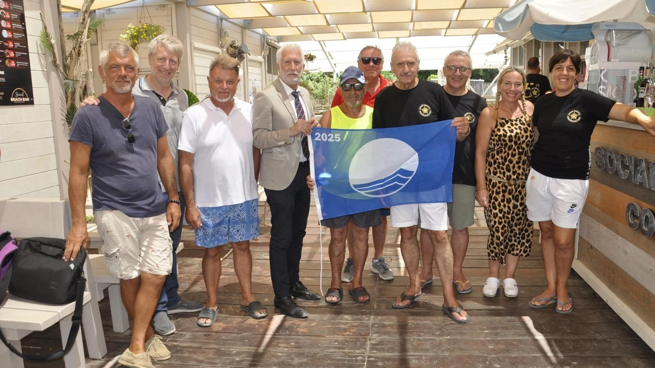 L'alzabandiera al Bagno Sociale