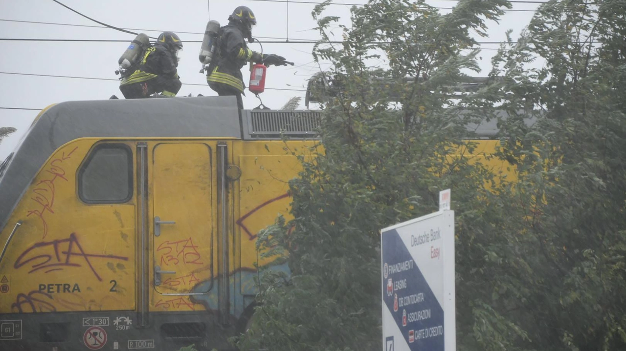 Il rogo avrebbe avuto origine dal cortocircuito del pantografo. Immediato l’intervento dei vigili dle fuoco Il rogo avrebbe avuto origine dal cortocircuito del pantografo. Immediato l’intervento dei vigili dle fuoco