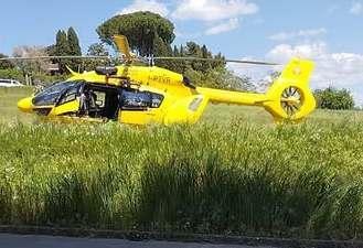 Motostaffetta travolta da un furgone alla gara ciclistica, gravissimo il motociclista Motostaffetta travolta da un furgone alla gara ciclistica, gravissimo il motociclista