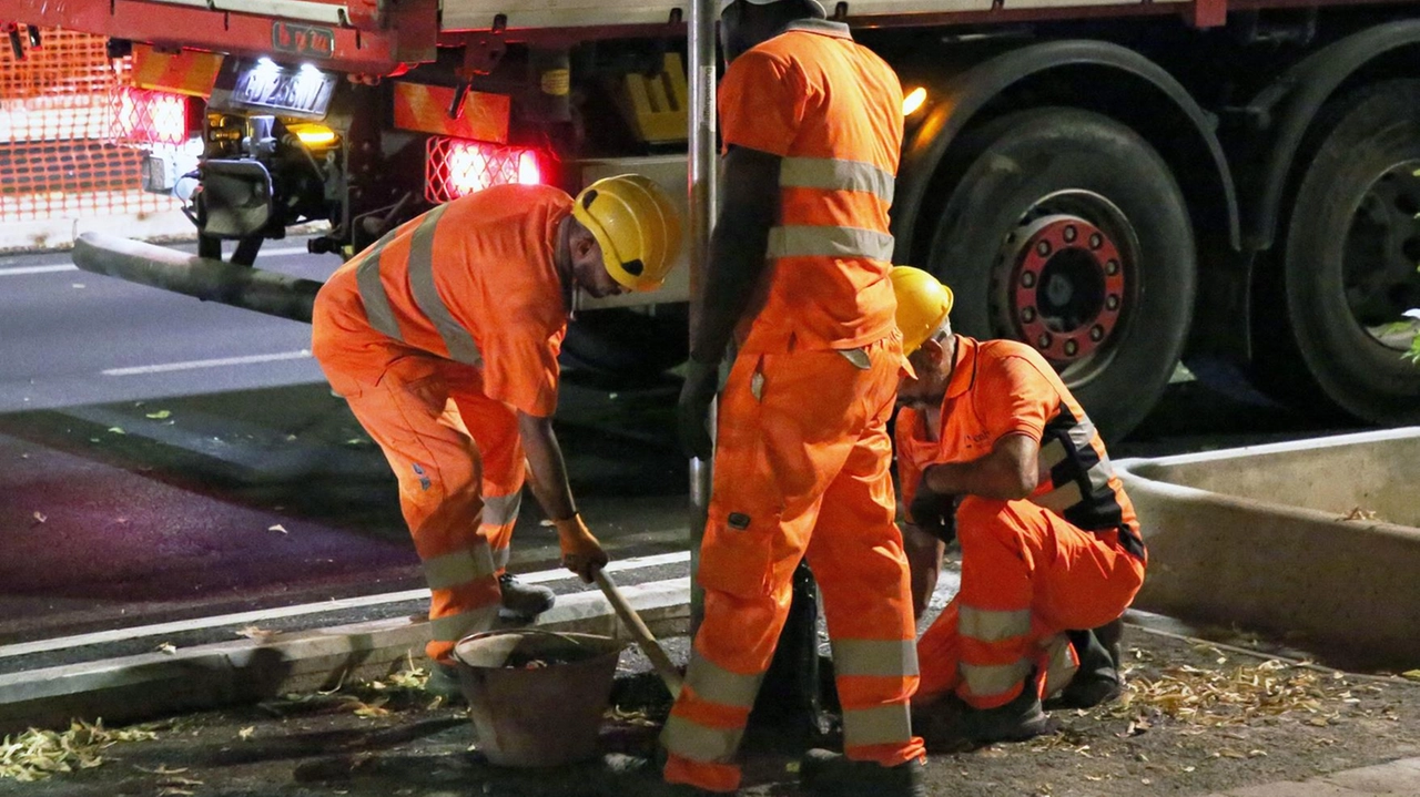 Operai al lavoro per realizzare le pensiline copertae su tutto il tratto dei viali per proteggere i passeggeri da pioggia e sole