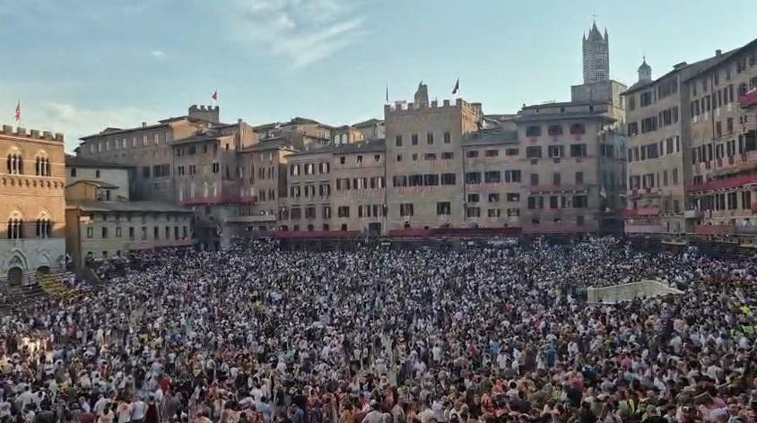 Siena, la prova generale del Palio va al Bruco (ma con un altro fantino). Grande folla in piazza