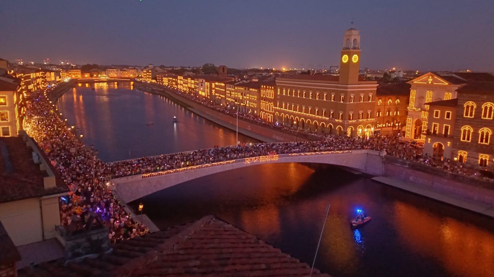 Pisa, la magia della Luminara. Oltre 100mila fiammelle accendono la città Pisa, la magia della Luminara. Oltre 100mila fiammelle accendono la città