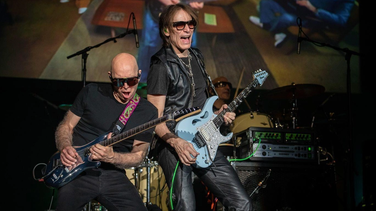 Le due leggende della chitarra, Joe Satriani e Steve Vai, hanno unito le forze in una super band che questa sera si esibisce all’Arena Santa Giuliana Le due leggende della chitarra, Joe Satriani e Steve Vai, hanno unito le forze in una super band che questa sera si esibisce all’Arena Santa Giuliana