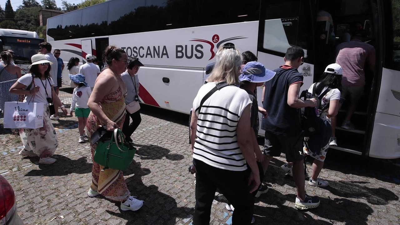 Il nuovo servizio di navette che portano a San prospero. i turisti arrivati a Siena Il nuovo servizio di navette che portano a San prospero. i turisti arrivati a Siena