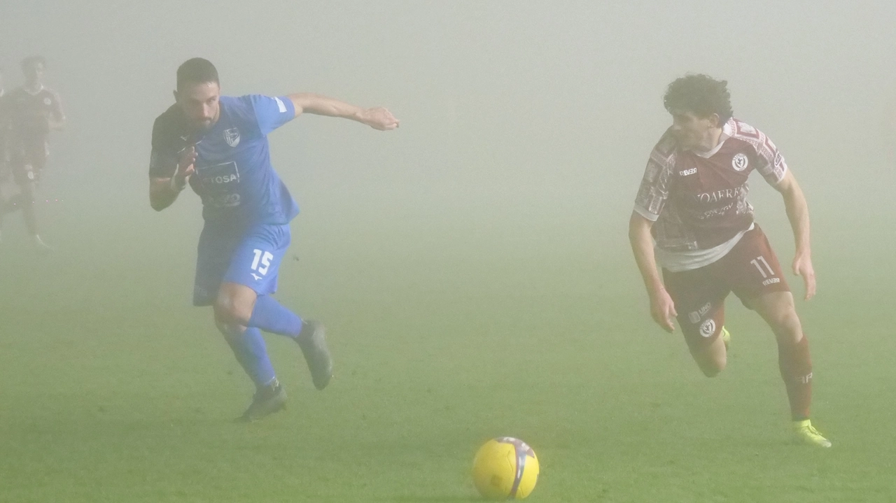 Un momento della sfida tra Arezzo e Pianese. Un match caratterizzato dalla nebbia calata sullo stadio aretino