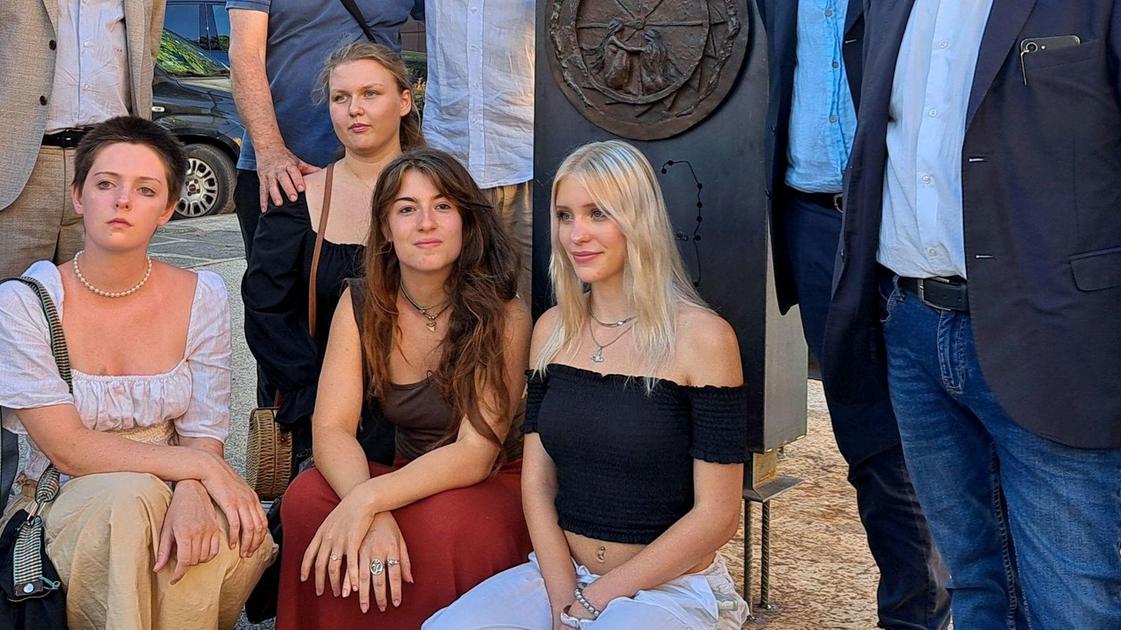 Ecco i bassorilievi della memoria. Saranno collocati fino a Sant’Anna
