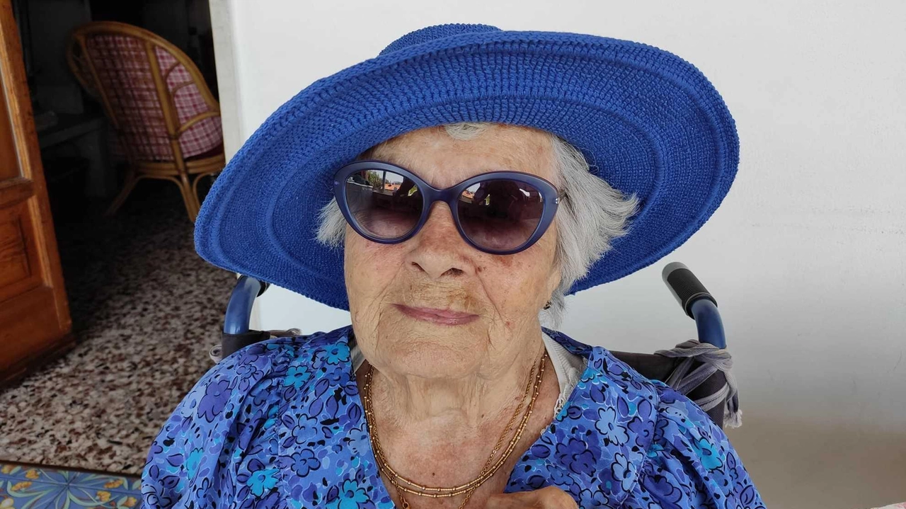 Lidia Beduini, la super nonna di Solaro, è scomparsa a 105 anni lasciando un grande vuoto. La sua storia di vita lunga e ricca di memoria è stata raccontata in un libro realizzato dalla famiglia in occasione dei suoi 100 anni. Originaria di Reggio Emilia, Lidia si trasferì a Spezia negli anni '50 con il marito, acquistando un rudere a Solaro che divenne il centro di incontro per la sua numerosa famiglia. Amante della cucina, sarà ricordata per i suoi cappelletti e crostate. Lidia Beduini, la super nonna di Solaro, è scomparsa a 105 anni lasciando un grande vuoto. La sua storia di vita lunga e ricca di memoria è stata raccontata in un libro realizzato dalla famiglia in occasione dei suoi 100 anni. Originaria di Reggio Emilia, Lidia si trasferì a Spezia negli anni '50 con il marito, acquistando un rudere a Solaro che divenne il centro di incontro per la sua numerosa famiglia. Amante della cucina, sarà ricordata per i suoi cappelletti e crostate.